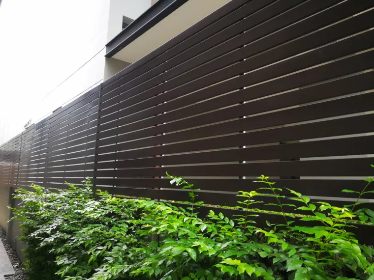 Faire installer une clôture avec un matériau composite résistant effet bois au fond d'un jardin, Beauvallon, Pegaz Automatisme